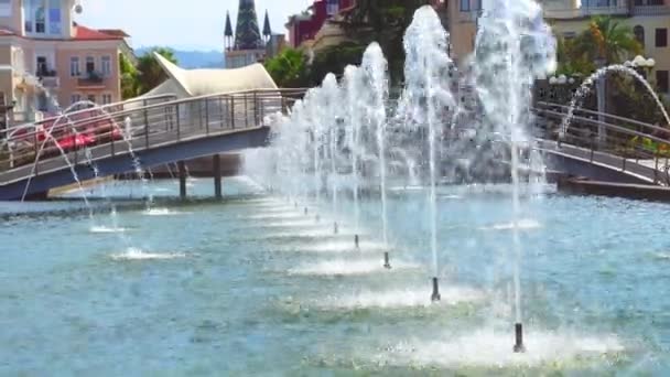 Fonte da cidade atira direto para cima. A cidade de Batumi na costa do Mar Negro. — Vídeo de Stock