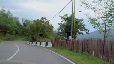 Ön camdan yol manzarası. Serpentine Dağları.