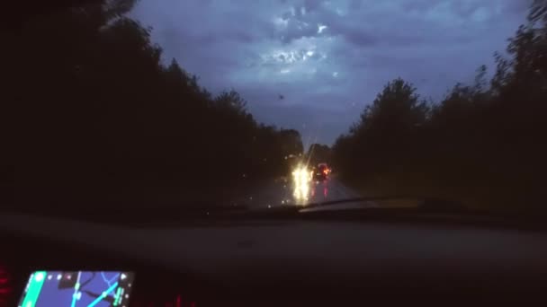 Θέα πρώτου προσώπου από το αυτοκίνητο, μέσω παρμπρίζ, οδήγηση σε αυτοκινητόδρομο τη νύχτα. — Αρχείο Βίντεο