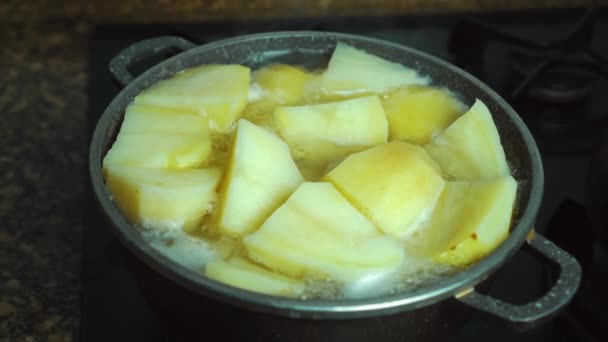Cartofi de aur gătite în apă caldă într-o cratiță . — Videoclip de stoc
