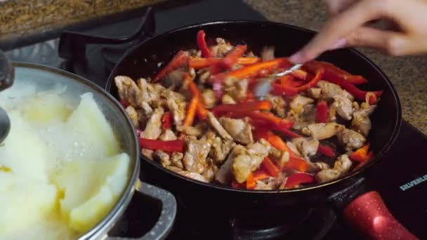 Kawałki warzyw, cebuli, słodkiej papryki i mięsa smażone są w oleju. — Wideo stockowe
