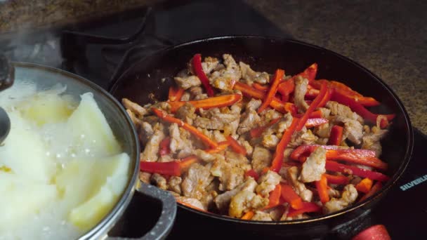 切碎的蔬菜、洋葱、甜辣椒和肉用油煎 — 图库视频影像