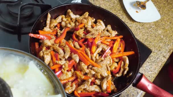 切碎的蔬菜、洋葱、甜辣椒和肉用油煎 — 图库视频影像