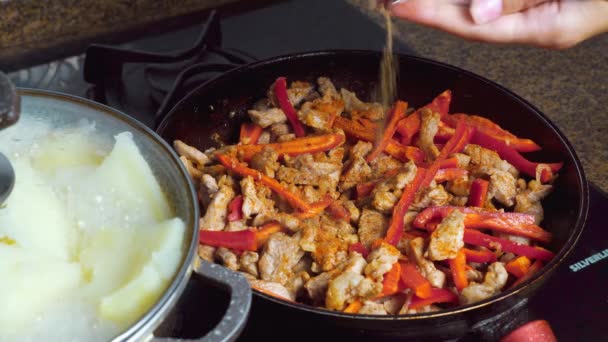 Trozos rebanados de verduras, cebollas, pimientos dulces y carne se fríen en aceite — Vídeos de Stock