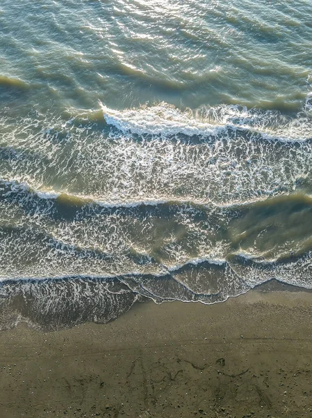 Вид Сверху Дрона Песчаный Пляж Моря Большими Волнами Солнечный День — стоковое фото