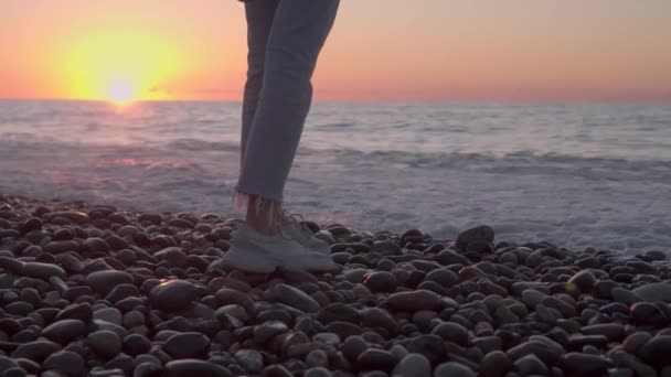 Fille marche au bord de la mer et rêve. Gros plan des jambes sans visage. — Video