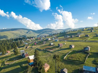 Ormanlı dağ köyü, insansız hava aracı manzaralı. Gürcistan, Beshumi köyündeki dağ manzarası. Doğanın arka planı, kuş bakışı. Bir İHA 'dan ateş etmek. Dağlarda evleri olan bir vadi