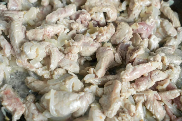 Bucăți Ceapă Albă Feliată Carne Porc Sunt Prăjite Într Tigaie — Fotografie, imagine de stoc