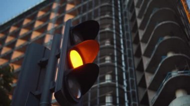 Trafik lambası kavşakta çalışıyor..