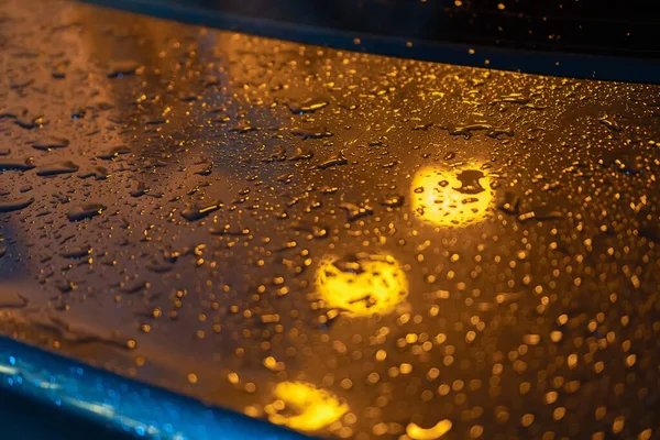 Close Uma Gota Chuva Tampa Porta Malas Carro Noite Luz — Fotografia de Stock