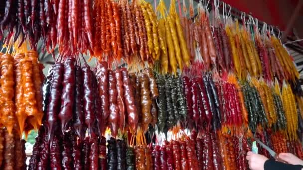 Bunte Churchchchhela hängt auf dem Markt in der East Street. Traditionelle georgische Küche — Stockvideo