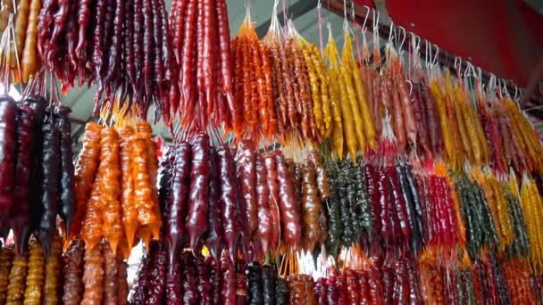 다양 한 색상의 츄 킬라 가 이스트 스트리트 시장에 걸려 있다. 전통적 인 조지아 음식 — 비디오