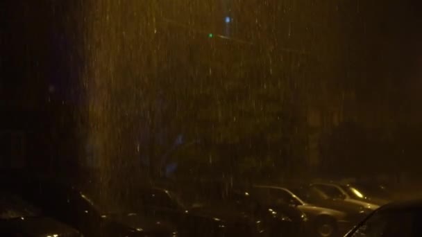Autot on pysäköity riviin talon sisäpihalle. Sataa rankasti, salama. — kuvapankkivideo