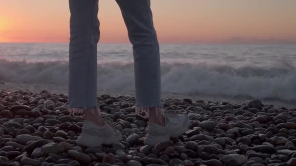 Fille marche au bord de la mer et rêve. Gros plan des jambes sans visage. — Video