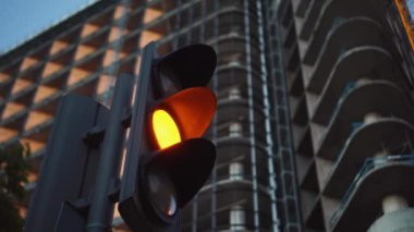 Trafik lambası kavşakta çalışıyor..