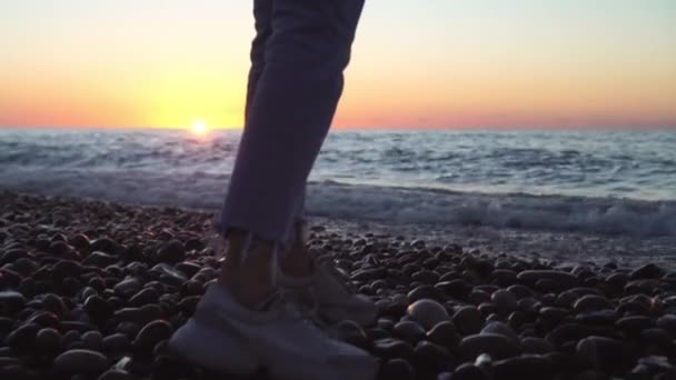 Dívka kráčí podél moře a sní.Detailní záběr na nohy bez tváře. — Stock video