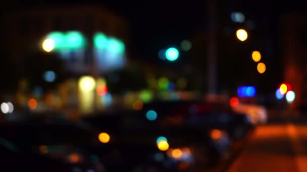 夜に暗いぼやけた背景に美しい輝くボケ。都市. — ストック動画