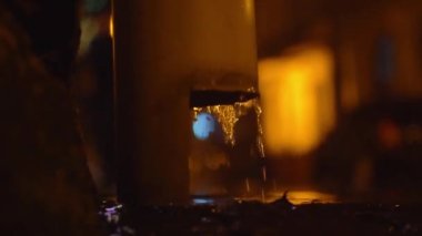 Boru, yağmur yağıyor. Geceleri su sıçrıyor..