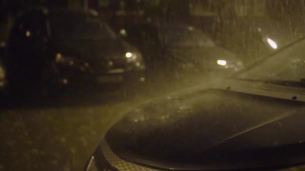 汽车排成一排停在房子的院子里.雨下得很大，闪电 — 图库视频影像