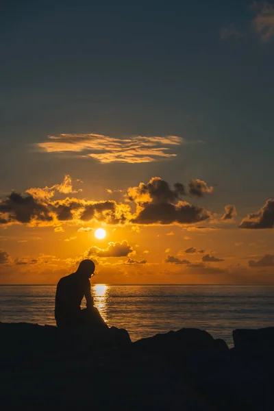 Silhouette Man Glasses His Head Sitting Seashore Sunset Beautiful Magical — Stock Photo, Image