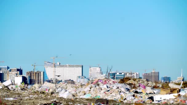 Odpadky. Mrakodrapy, staveniště s jeřábem a domy velkoměsta — Stock video