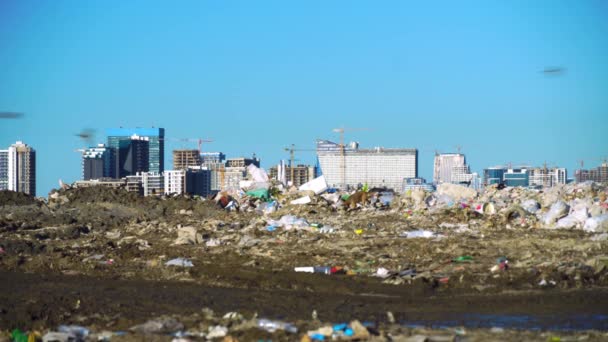 ゴミ捨て場。高層ビル、クレーンや大都市の家と建設現場 — ストック動画