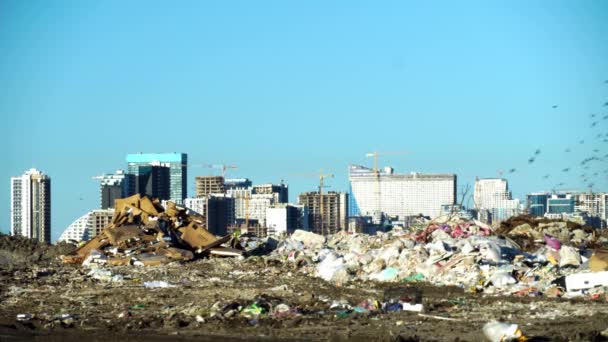 Depósito de lixo. Arranha-céus, canteiro de obras com guindaste e casas de cidade grande — Vídeo de Stock