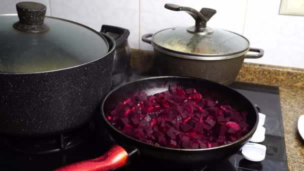 Μαγειρεύω παντζάρια στο τηγάνι. Ψήσιμο για το μαγείρεμα μπορς. Ουκρανική κουζίνα. — Αρχείο Βίντεο