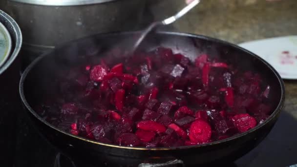Matlagning rödbetor i stekpanna. Rostning för matlagning borscht. Ukrainska köket. — Stockvideo
