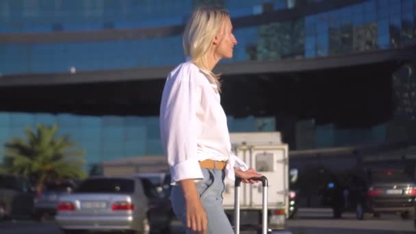 一个提着手提箱的女孩正在城里走来走去. — 图库视频影像