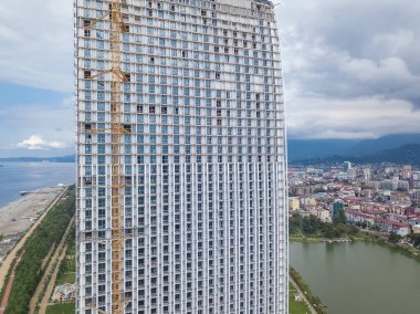 Batumi 'de deniz kıyısındaki çok katlı bir otelin inşaat alanındaki İHA' nın yakın görüntüsü.