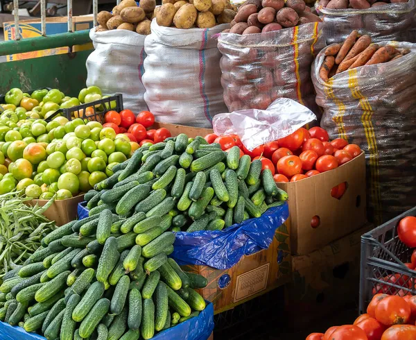 Впритул Багато Різних Овочів Ринку Помідори Огірки Сумки Картоплі Моркви — стокове фото