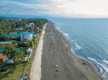 Georgia 'daki siyah manyetik kumlarla kumsalın insansız hava aracı görüntüsü. Hava fotoğrafçılığı, siyah kumsal, dalgalar, ada, yaşam tarzı, mekan. Kıyı şeridi.