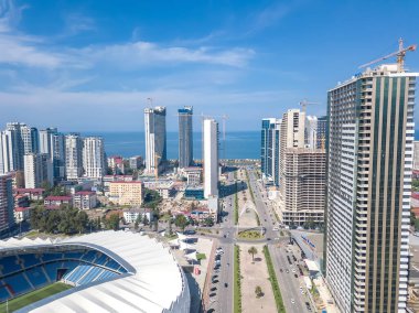 Batumi, Gürcistan - 20 Eylül 2021: Batum, stadyumdaki drone manzarası, çok katlı binaların yapımı, deniz, kemer güneşli bir günde
