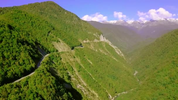 Voler sur Drone au-dessus des montagnes d'automne avec route de montagne serpentine et forêt. — Video
