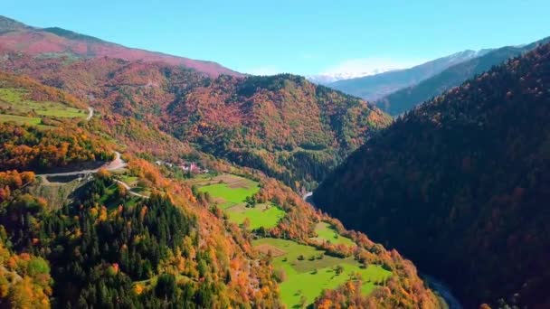 Epische Drohnenflüge über den Bergen im Herbst, Sonnenuntergang, farbenfroher Herbst — Stockvideo