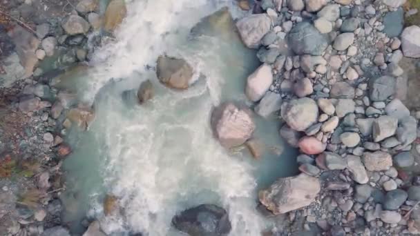 Horská řeka se skalami a peřejemi z ptačí perspektivy. Střelba z dronu — Stock video