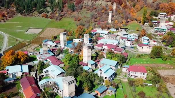 Pohled z ptačí perspektivy na vesnici nebo město v kopcovitém terénu. Mestia osada Svaneti — Stock video