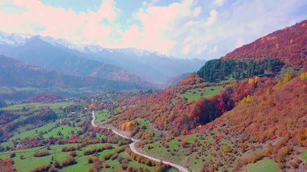 Mit Drohne über Herbstberge mit Serpentinen durch Gebirgsstraße und Wald. — Stockvideo