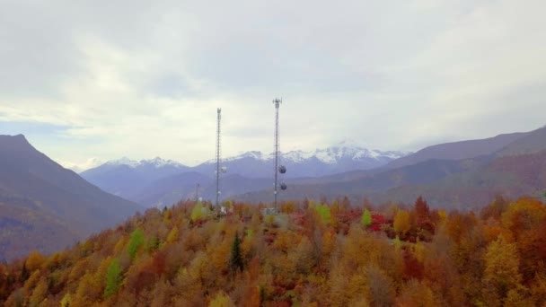 Dron leci w górzystym obszarze. Wieża Gsm na szczycie góry. Jesień. — Wideo stockowe