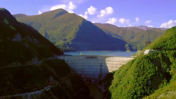 Central hidroeléctrica a partir de uma visão panorâmica. — Vídeo de Stock