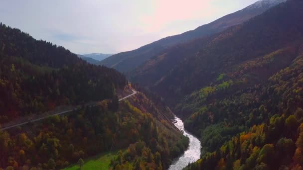 Pohled z ptačí perspektivy na trubce na horské řece s klikatou cestou — Stock video