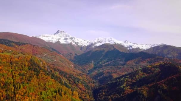Voo épico de drone aéreo sobre montanhas no outono, pôr do sol, outono colorido — Vídeo de Stock