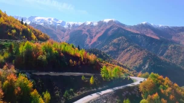 Вид на пташине око безпілотник на гірській річці з звивистою дорогою — стокове відео