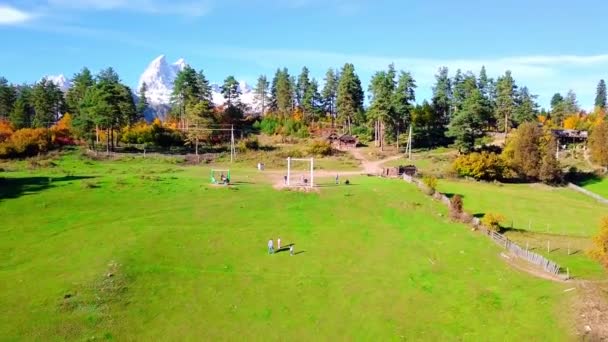 Вид на гірське село безпілотник на тлі зеленого газону — стокове відео