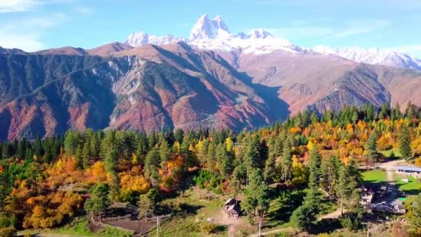 Drohnen-Ansicht eines Bergdorfes vor dem Hintergrund eines grünen Rasens — Stockvideo