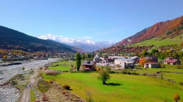 Vista de pájaro de pueblo o ciudad en terreno montañoso. Mestia asentamiento Svaneti — Vídeos de Stock