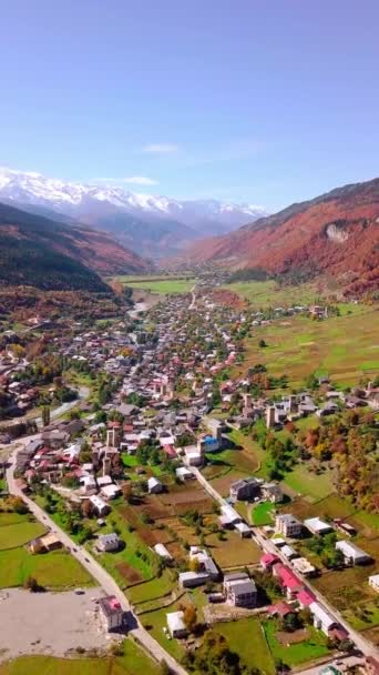 Πανοραμική θέα του χωριού ή της πόλης σε λοφώδες έδαφος. Οικισμός Mestia Svaneti — Αρχείο Βίντεο