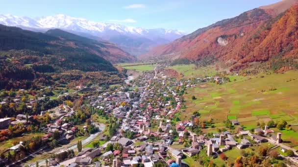 Widok z lotu ptaka na wieś lub miasto na pagórkowatym terenie. Osada Mestia Svaneti — Wideo stockowe