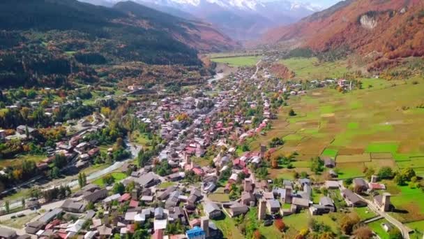 Vista de pájaro de pueblo o ciudad en terreno montañoso. Mestia asentamiento Svaneti — Vídeo de stock